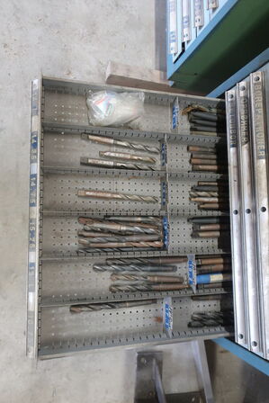 Stålskab med div. Bor, borepatroner, rør tap m.m.