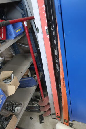 2 stk. lagerreoler med div. Bolte, varelager m.m.