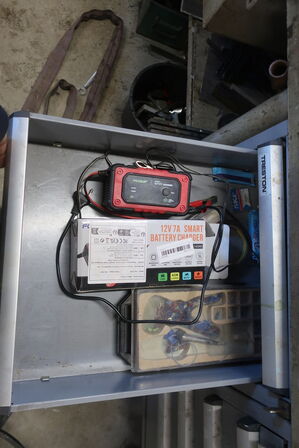 Arbejdsbord med skruestik, div. Værktøj m.m.