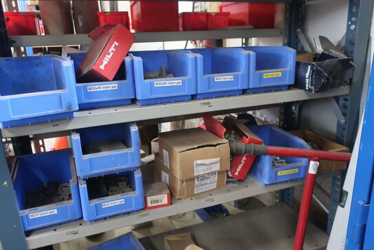 2 stk. lagerreoler med div. Bolte, varelager m.m.