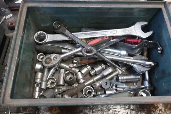 Arbejdsbord med skruestik, div. Værktøj m.m.