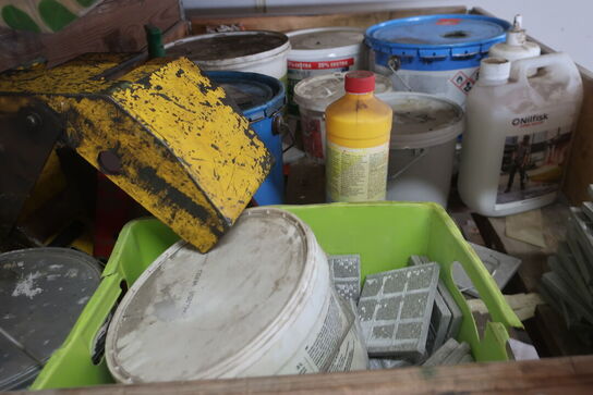 2 stk. paller med div. Maling m.m.