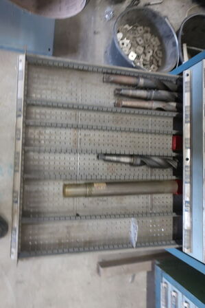 Stålskab med div. Bor