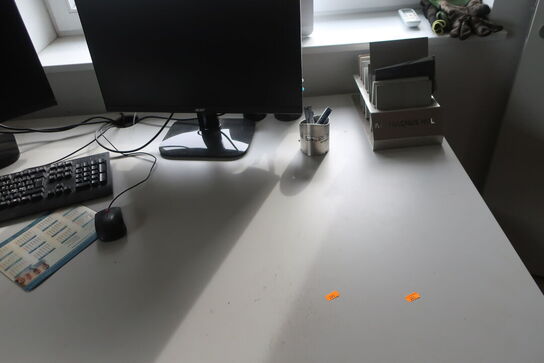 El. hæve/sænke skrivebord med 2 stk. computerskærme ACER, tastatur og mus