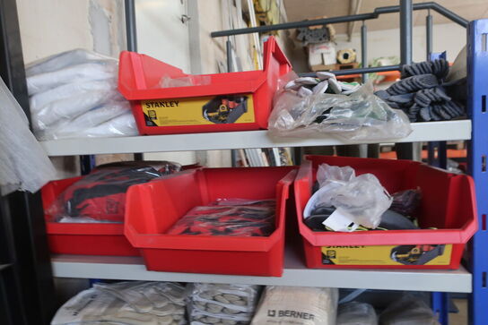 3 stk. lagerreoler med div. Arbejdshandsker, svejsehandsker m.m.