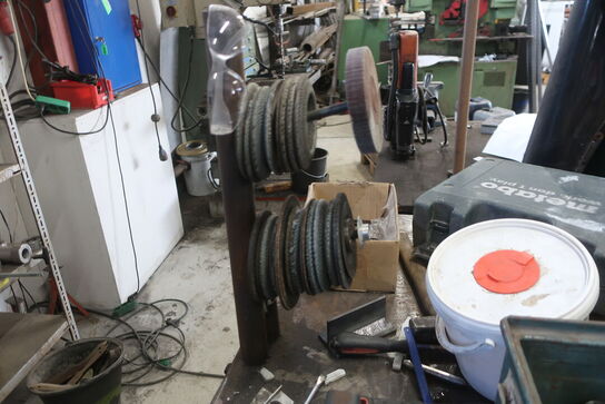 Arbejdsbord med skruestik, div. Værktøj m.m.