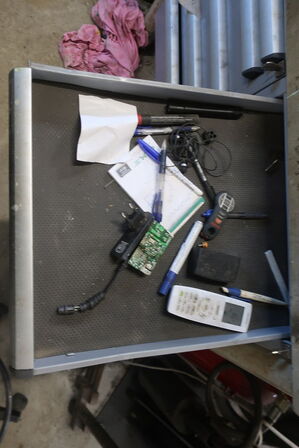 Arbejdsbord med skruestik, div. Værktøj m.m.