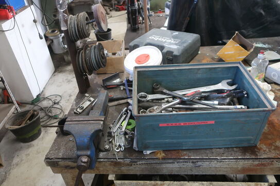 Arbejdsbord med skruestik, div. Værktøj m.m.