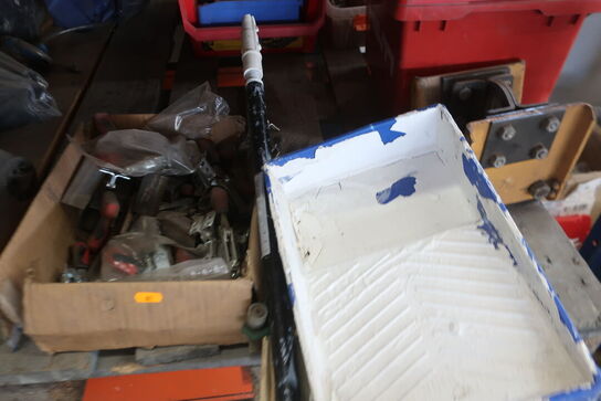 2 stk. paller med div. Varelager