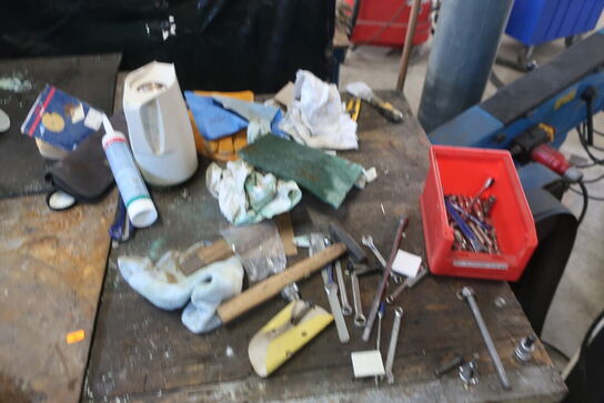 Arbejdsbord med skruestik, div. Værktøj m.m.