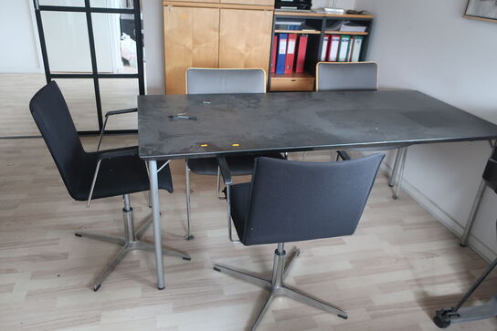 Bord med 4 stk. stole 