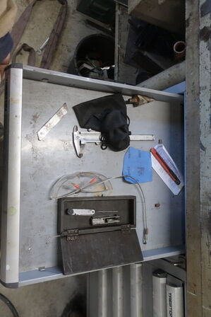 Arbejdsbord med skruestik, div. Værktøj m.m.