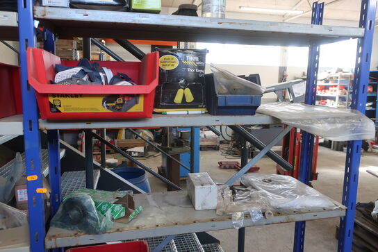 3 stk. lagerreoler med div. Arbejdshandsker, svejsehandsker m.m.