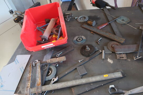 Svejsebord med skruetvinger, vinkelsliber m.m.