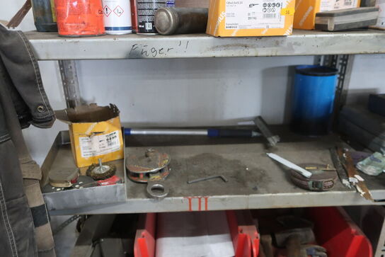 3 stk. lagerreoler med div. Værktøj, varelager, batterier m.m.