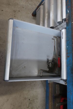 Arbejdsbord med skruestik, div. Værktøj m.m.