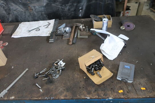 Arbejdsbord med skruestik, div. Værktøj m.m.