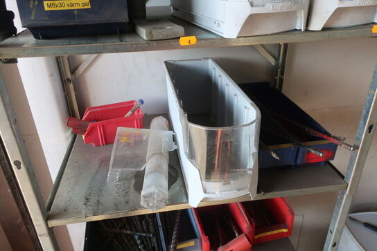 Lagerreol med div. Bor m.m.