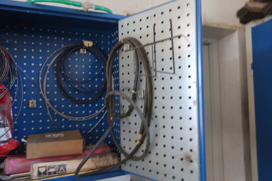 Stålskab med indhold samt div. Trykluftværktøj