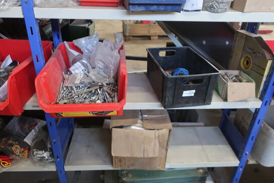 3 stk. lagerreoler med div. Arbejdshandsker, svejsehandsker m.m.