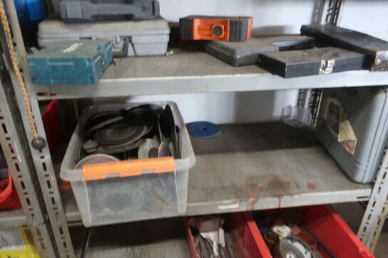 3 stk. lagerreoler med div. Værktøj, varelager, batterier m.m.