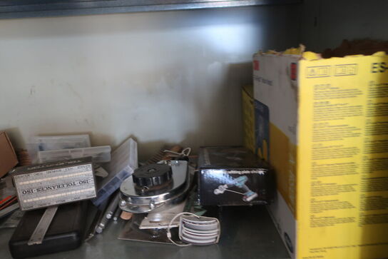 Stålskab med div. Værktøj og reservedele m.m.