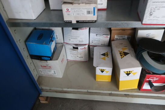 Stålskab med div. Værktøj og reservedele m.m.