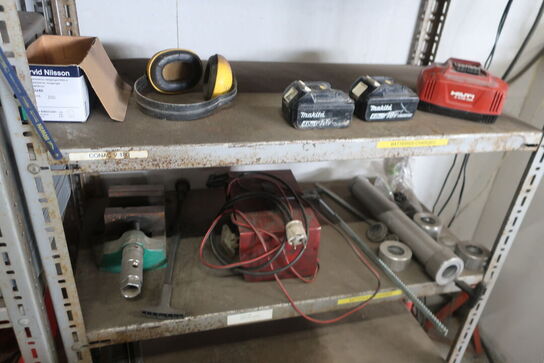 3 stk. lagerreoler med div. Værktøj, varelager, batterier m.m.