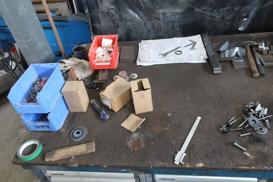 Arbejdsbord med skruestik, div. Værktøj m.m.