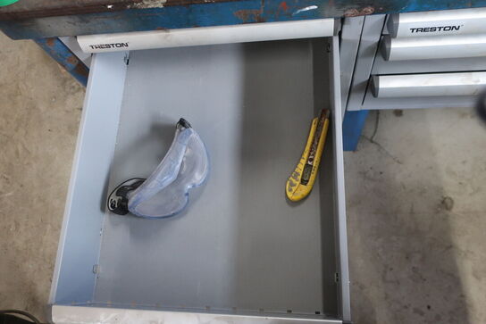 Arbejdsbord med skruestik, div. Værktøj m.m.