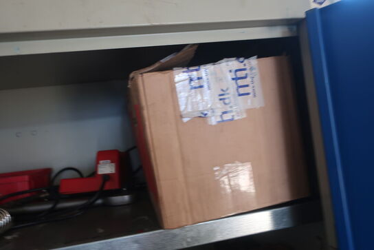 Stålskab med div. Værktøj og reservedele m.m.