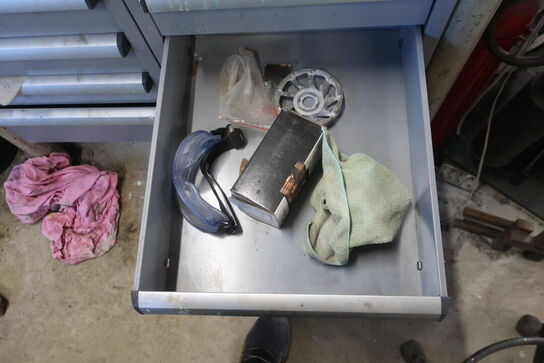 Arbejdsbord med skruestik, div. Værktøj m.m.