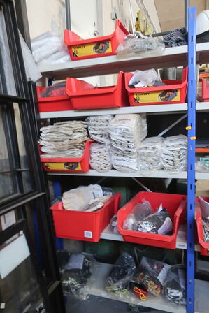 3 stk. lagerreoler med div. Arbejdshandsker, svejsehandsker m.m.