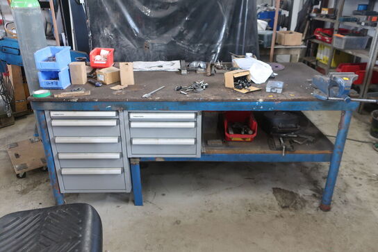 Arbejdsbord med skruestik, div. Værktøj m.m.
