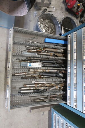 Stålskab med div. Bor