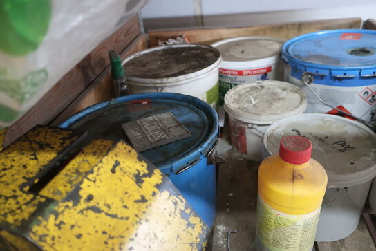 2 stk. paller med div. Maling m.m.