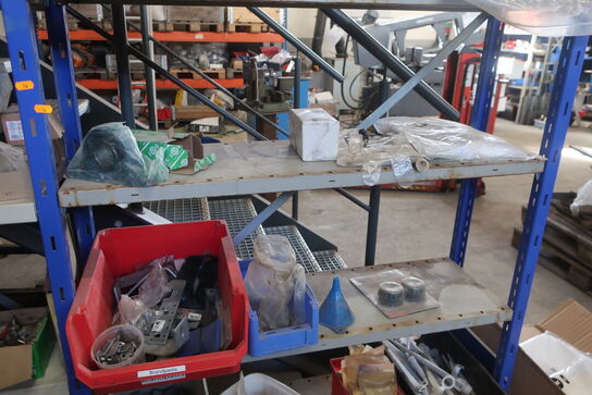 3 stk. lagerreoler med div. Arbejdshandsker, svejsehandsker m.m.