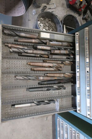 Stålskab med div. Bor