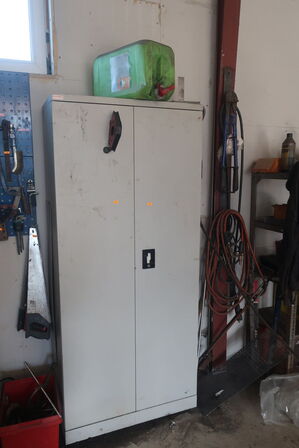Stålskab med div. Værktøj og reservedele m.m.
