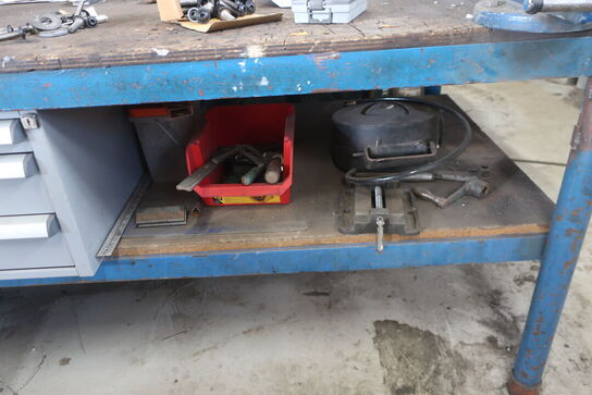 Arbejdsbord med skruestik, div. Værktøj m.m.