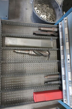 Stålskab med div. Bor