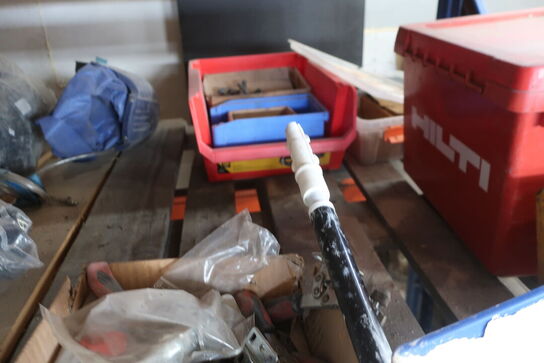 2 stk. paller med div. Varelager