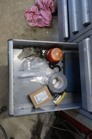 Arbejdsbord med skruestik, div. Værktøj m.m.