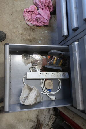 Arbejdsbord med skruestik, div. Værktøj m.m.