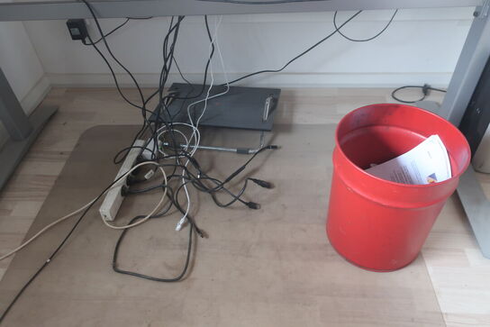 El. hæve/sænke skrivebord med 2 stk. computerskærme ACER, tastatur og mus