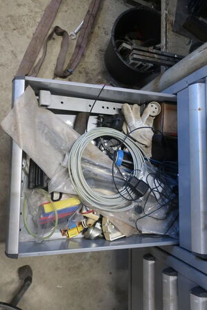 Arbejdsbord med skruestik, div. Værktøj m.m.