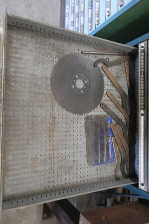 Stålskab med div. Bor, borepatroner, rør tap m.m.