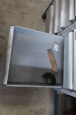 Arbejdsbord med skruestik, div. Værktøj m.m.