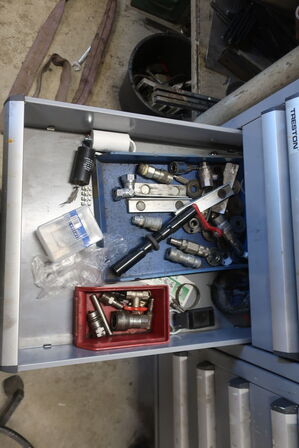 Arbejdsbord med skruestik, div. Værktøj m.m.