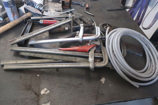 Svejsebord med skruetvinger, vinkelsliber m.m.